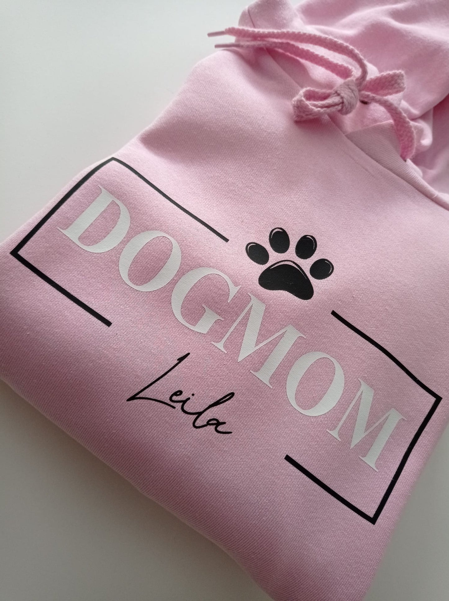 DOGMOM Hoodie mit Name personalisiert | DOG MOM Kapuzenpullover und Hunde Namen